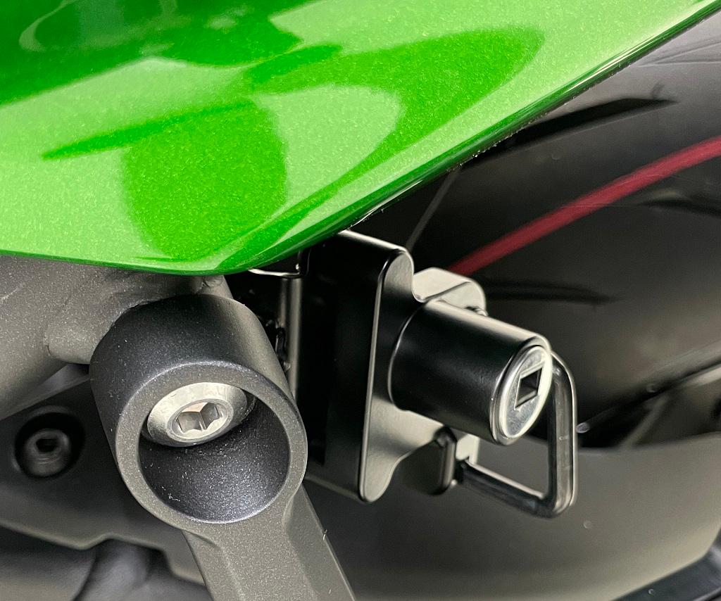 Bloqueio de capacete com sistema de uma só chave (Ninja H2 SX/SE)